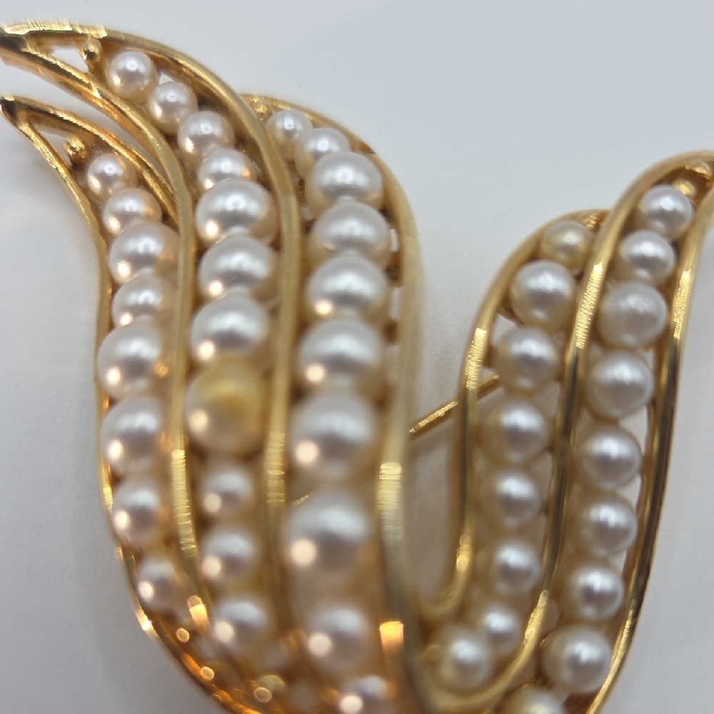 Lisner Vintage Gold and Pearl Wave Brooch - Picture 2 of 7